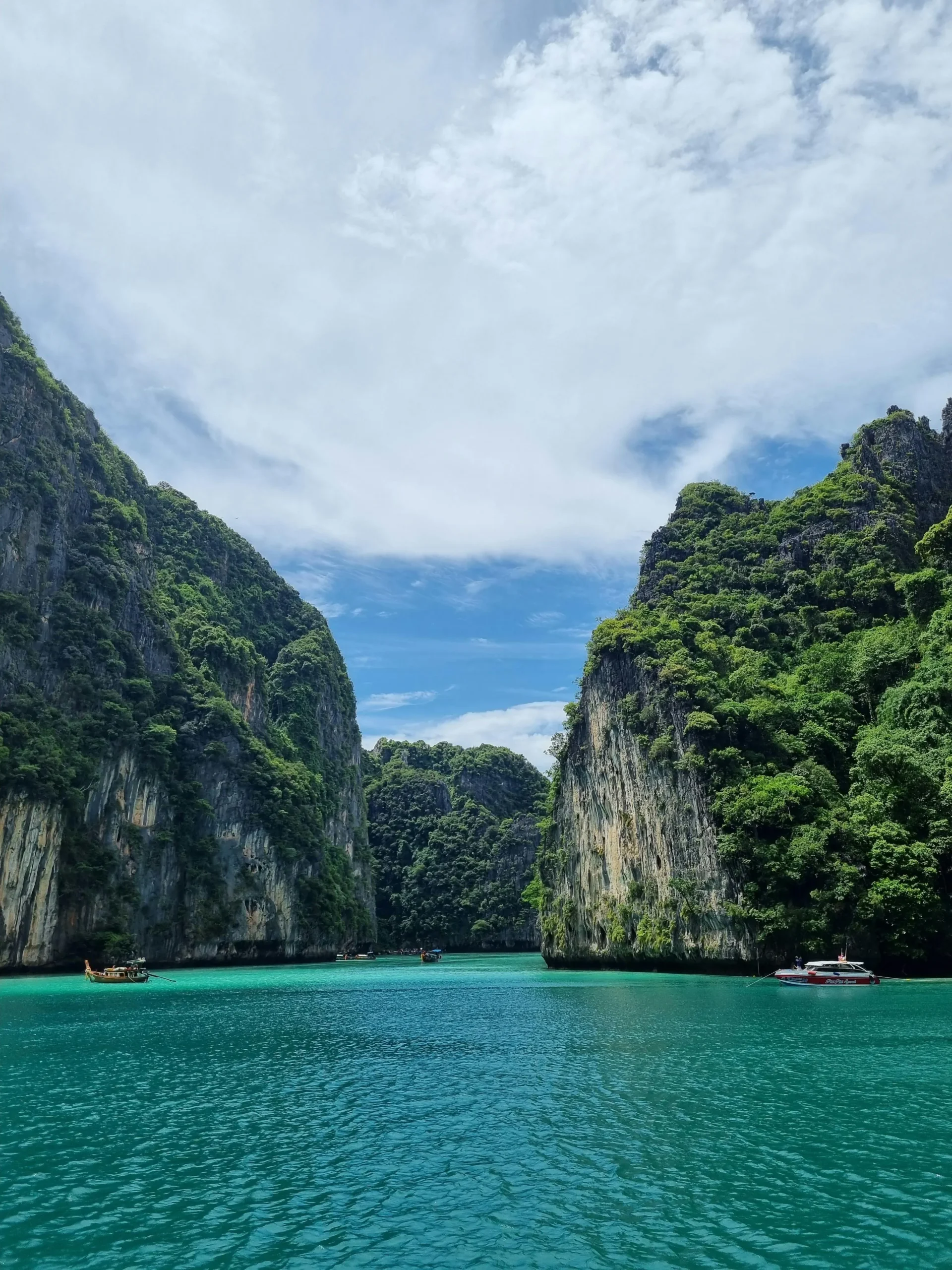 Pileh Lagoon limestone cliffs