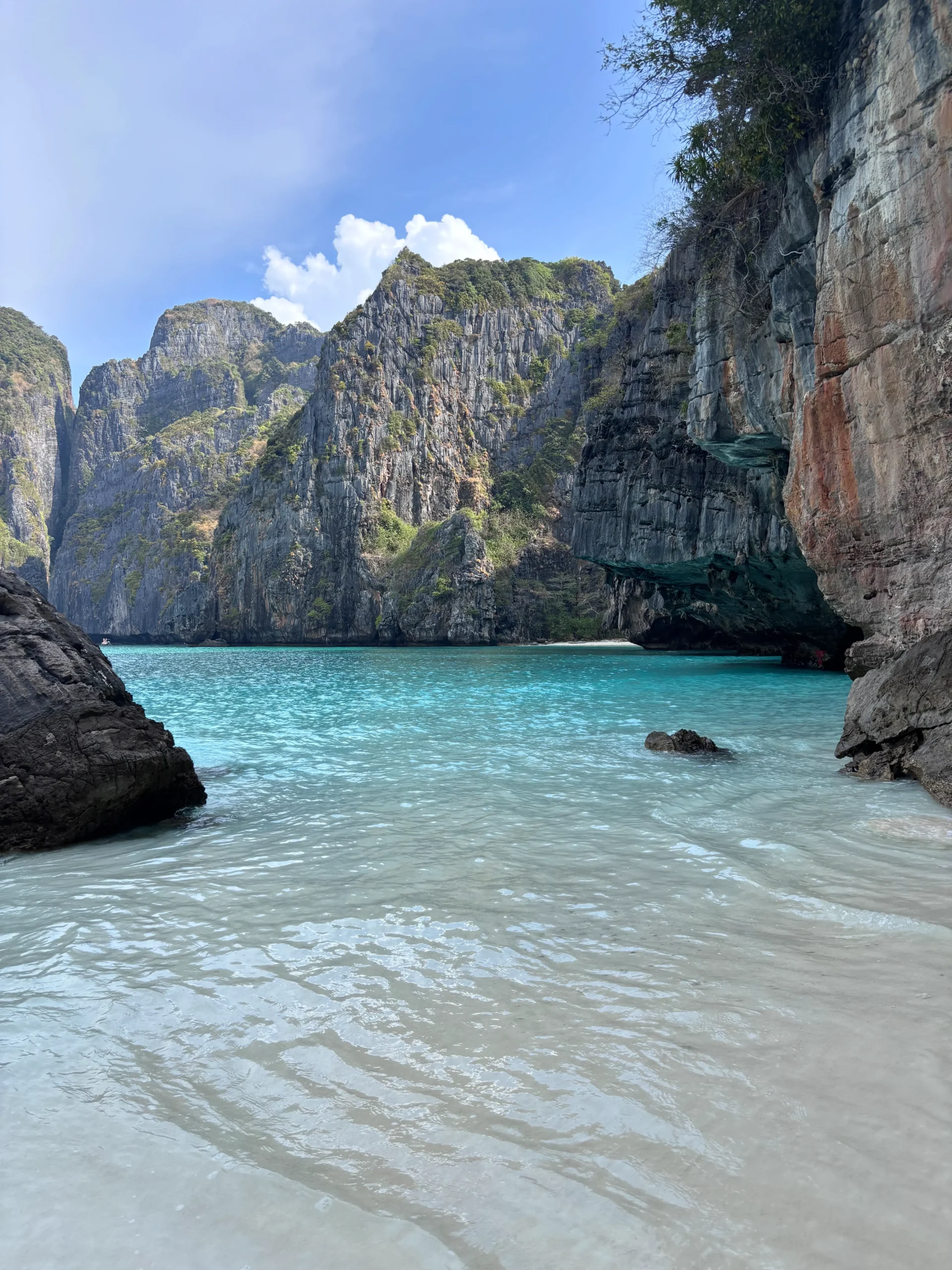 White sand and turquoise sea in the Phi Phi Islands